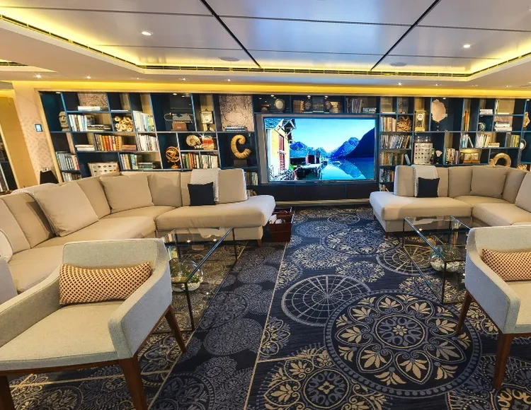 Privát VIP lounge zóna diszkrét játékélményhez