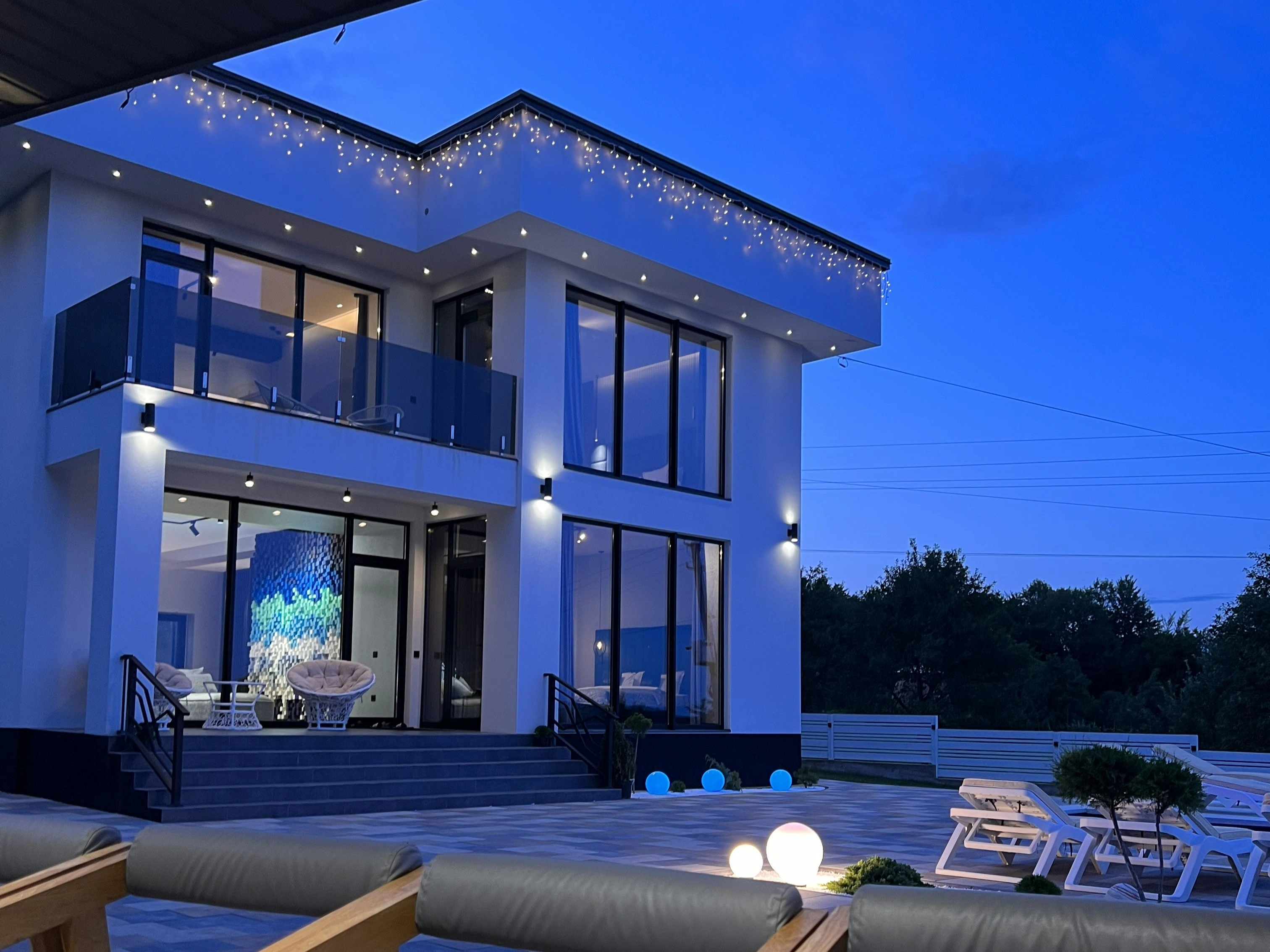 Modern yacht club stílusú Golden Ravine bejárati részlet